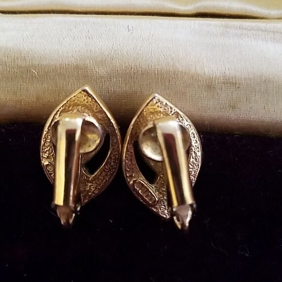 Avon Faux Opal Clip-On Earrings Vintage Style Iridescent Costume Jewelry - Picture 2 of 2